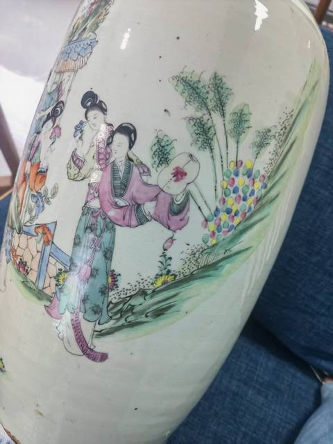 古玩陶瓷粉彩仕女紋雙松葉耳撇口瓶真品鑒賞圖