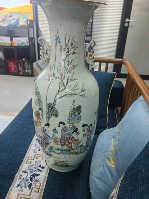 古玩陶瓷粉彩仕女紋雙松葉耳撇口瓶真品鑒賞圖