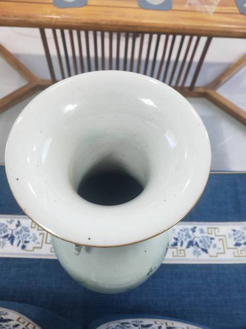 古玩陶瓷粉彩仕女紋雙松葉耳撇口瓶真品鑒賞圖