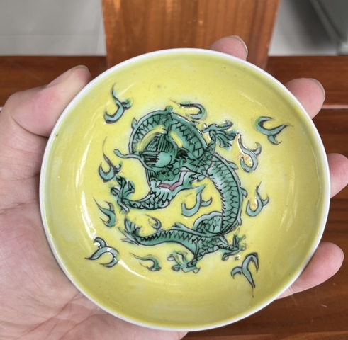 古玩陶瓷黃地粉彩龍紋盤(pán)真品鑒賞圖