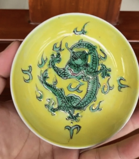 古玩陶瓷黃地粉彩龍紋盤(pán)真品鑒賞圖