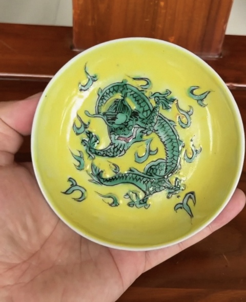 古玩陶瓷黃地粉彩龍紋盤(pán)真品鑒賞圖