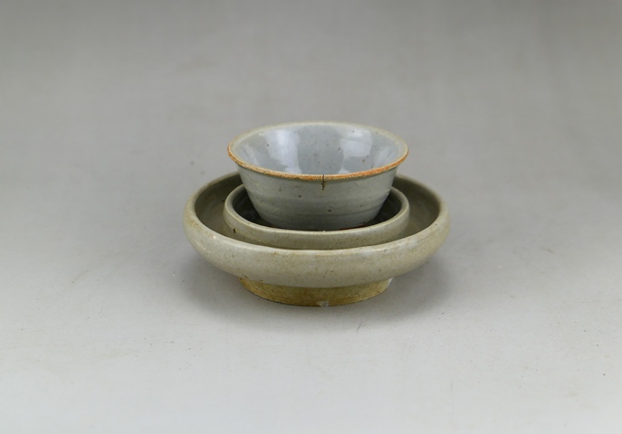 古玩陶瓷明代龍泉窯青瓷杯和明代龍泉窯青瓷杯托（一套拍賣）拍賣，當(dāng)前價(jià)格33元