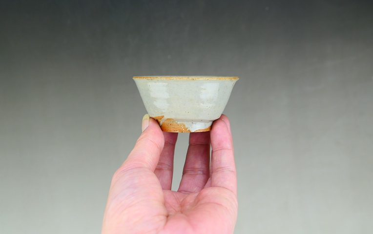 古玩陶瓷明代龍泉窯青瓷杯和明代龍泉窯青瓷杯托（一套拍賣）拍賣，當(dāng)前價(jià)格33元