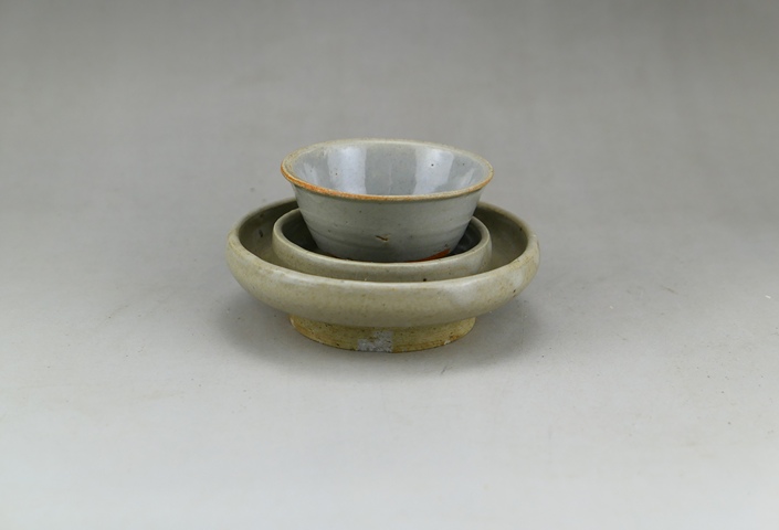 古玩陶瓷明代龍泉窯青瓷杯和明代龍泉窯青瓷杯托（一套拍賣）拍賣，當(dāng)前價(jià)格33元