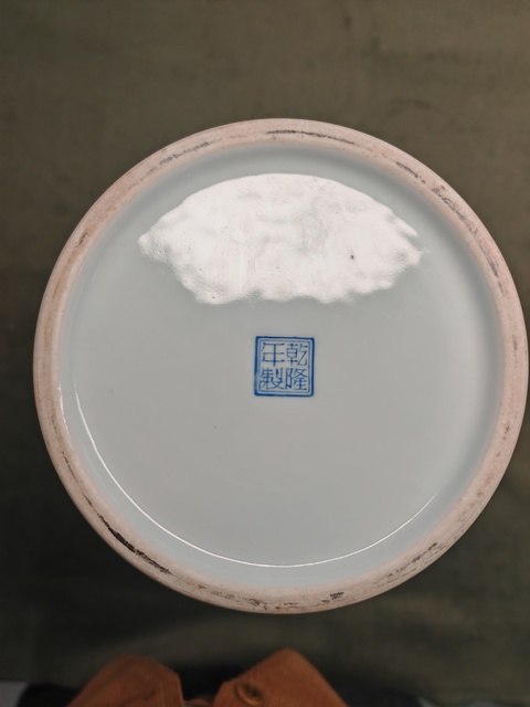 古玩陶瓷粉彩人物雙耳瓶真品鑒賞圖