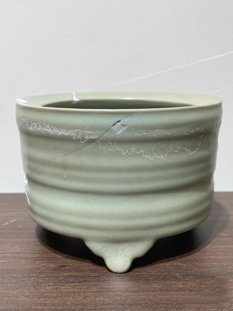 古玩陶瓷龍泉窯玄紋三足爐真品鑒賞圖