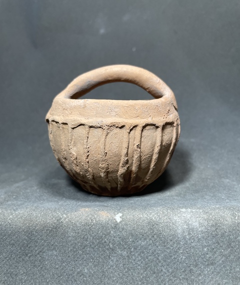 古玩陶瓷禹州紅陶線條提梁小罐拍賣，當前價格0元