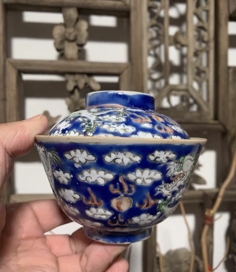 古玩陶瓷藍地粉彩龍紋蓋碗真品鑒賞圖