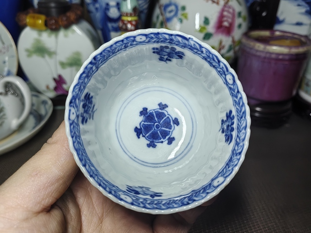 古玩陶瓷青花開光花卉紋杯真品鑒賞圖