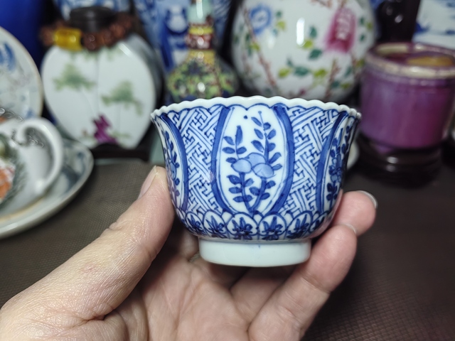 古玩陶瓷青花開光花卉紋杯真品鑒賞圖