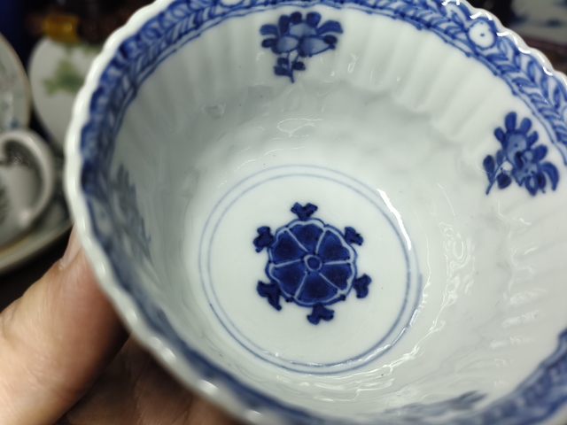 古玩陶瓷青花開光花卉紋杯真品鑒賞圖