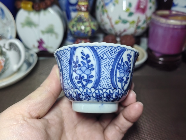 古玩陶瓷青花開光花卉紋杯真品鑒賞圖