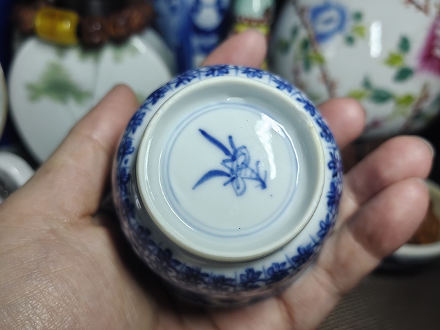 古玩陶瓷青花開光花卉紋杯真品鑒賞圖