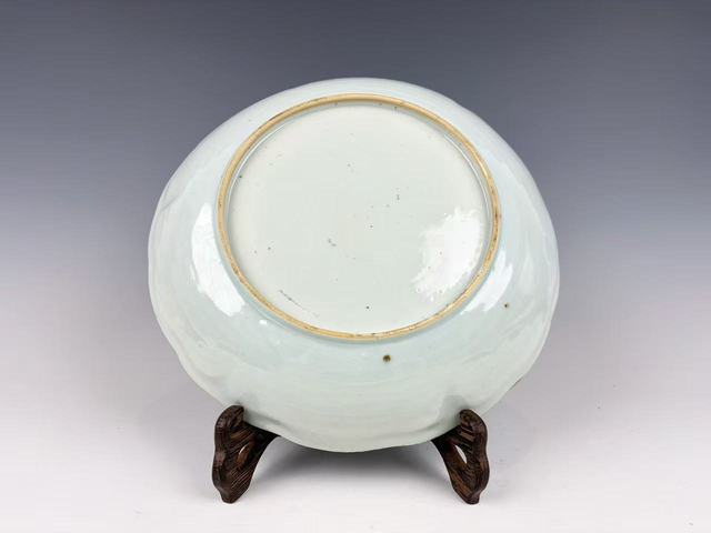 古玩陶瓷清中期·粉彩加藍料彩花卉花口深腹大盤拍賣，當前價格188元