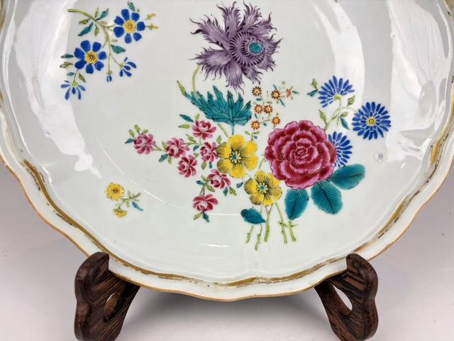 古玩陶瓷清中期·粉彩加藍料彩花卉花口深腹大盤拍賣，當前價格188元