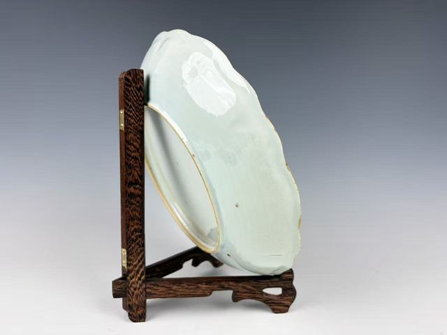 古玩陶瓷清中期·粉彩加藍料彩花卉花口深腹大盤拍賣，當前價格188元