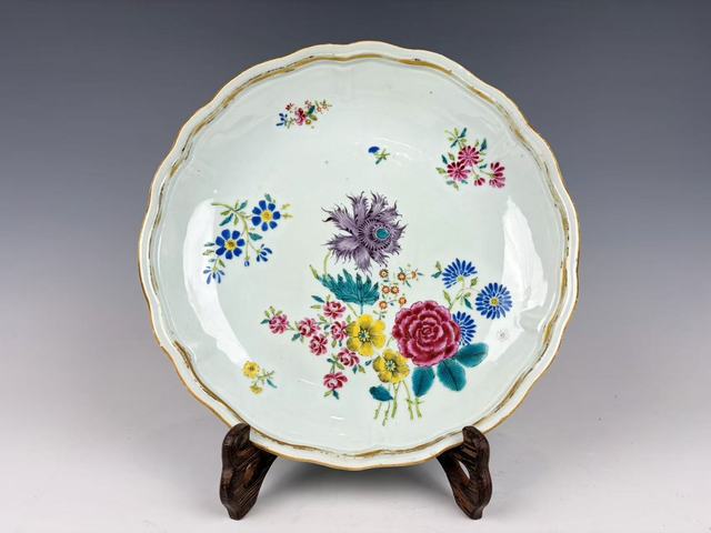 古玩陶瓷清中期·粉彩加藍料彩花卉花口深腹大盤拍賣，當前價格188元