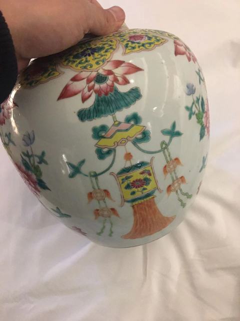 古玩陶瓷花卉紋粉彩罐真品鑒賞圖