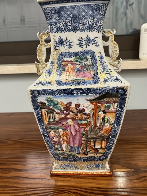 古玩陶瓷清乾隆廣彩青花描金開光人物紋方瓶真品鑒賞圖