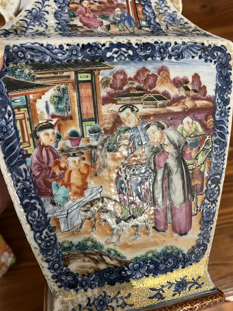 古玩陶瓷清乾隆廣彩青花描金開光人物紋方瓶真品鑒賞圖