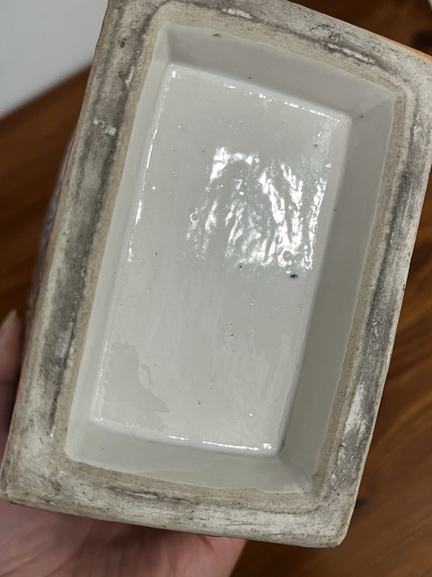 古玩陶瓷清乾隆廣彩青花描金開光人物紋方瓶真品鑒賞圖