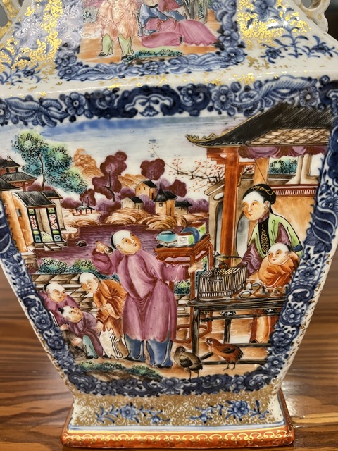 古玩陶瓷清乾隆廣彩青花描金開光人物紋方瓶真品鑒賞圖