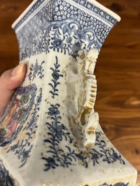 古玩陶瓷清乾隆廣彩青花描金開光人物紋方瓶真品鑒賞圖