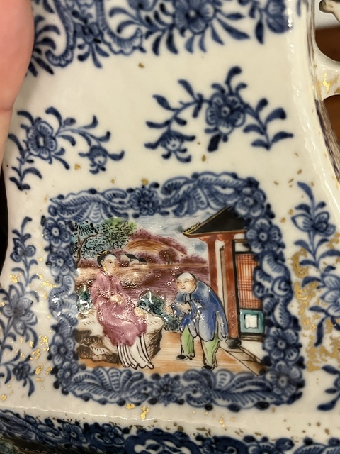 古玩陶瓷清乾隆廣彩青花描金開光人物紋方瓶真品鑒賞圖