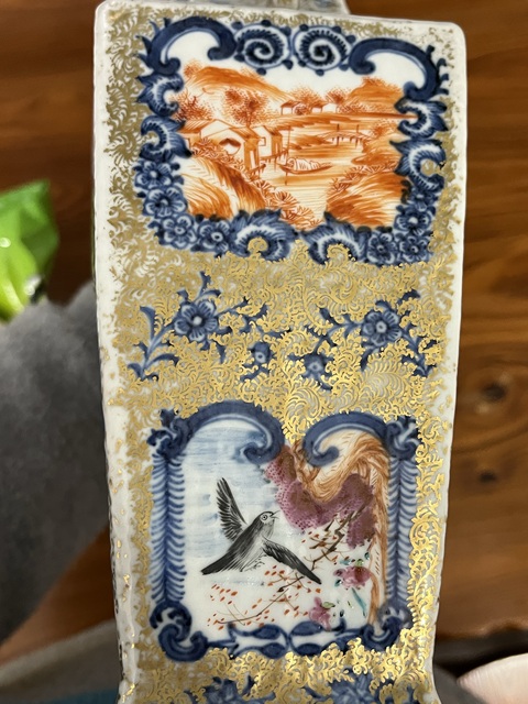 古玩陶瓷清乾隆廣彩青花描金開光人物紋方瓶真品鑒賞圖