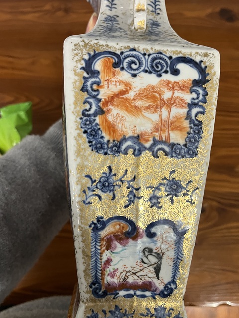 古玩陶瓷清乾隆廣彩青花描金開光人物紋方瓶真品鑒賞圖