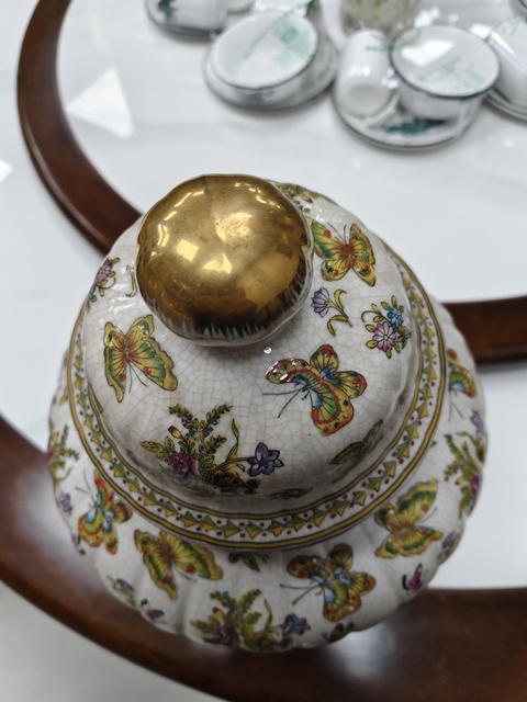 古玩陶瓷粉彩描金花蝶紋將軍罐真品鑒賞圖