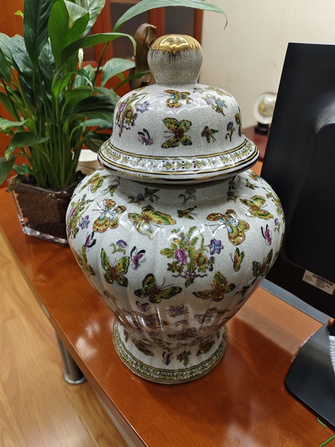 古玩陶瓷粉彩描金花蝶紋將軍罐真品鑒賞圖