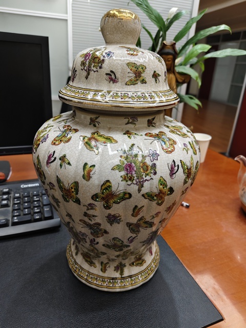 古玩陶瓷粉彩描金花蝶紋將軍罐真品鑒賞圖