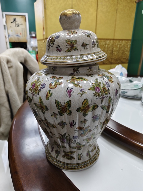 古玩陶瓷粉彩描金花蝶紋將軍罐真品鑒賞圖