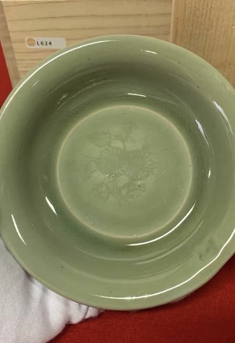 古玩陶瓷元代龍泉窯印花盤真品鑒賞圖