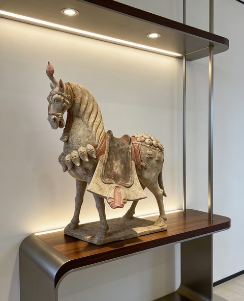 古玩陶瓷【那一世的芳華】北朝·彩繪戰(zhàn)馬拍賣，當前價格180000元