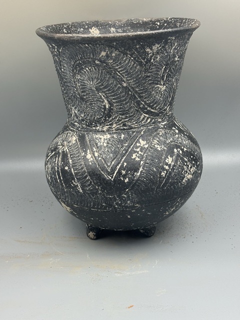 古玩陶瓷龍山文化·龍紋四足尊拍賣(mài)，當(dāng)前價(jià)格200000元