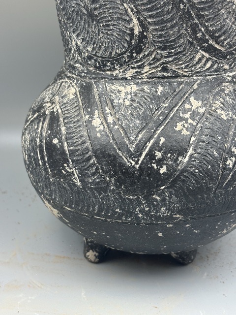 古玩陶瓷龍山文化·龍紋四足尊拍賣(mài)，當(dāng)前價(jià)格200000元