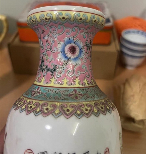 古玩陶瓷粉彩孔雀花卉紋盤口瓶拍賣，當(dāng)前價格199元