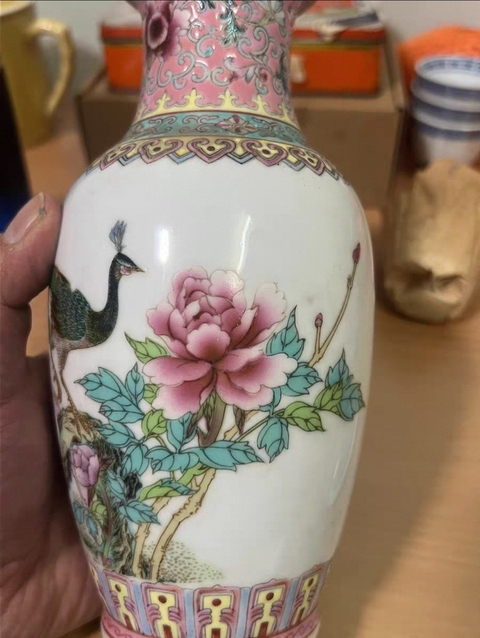 古玩陶瓷粉彩孔雀花卉紋盤口瓶拍賣，當(dāng)前價格199元