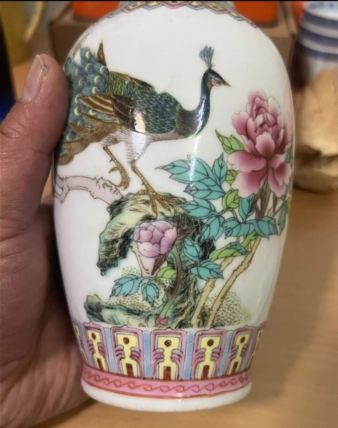 古玩陶瓷粉彩孔雀花卉紋盤口瓶拍賣，當(dāng)前價格199元