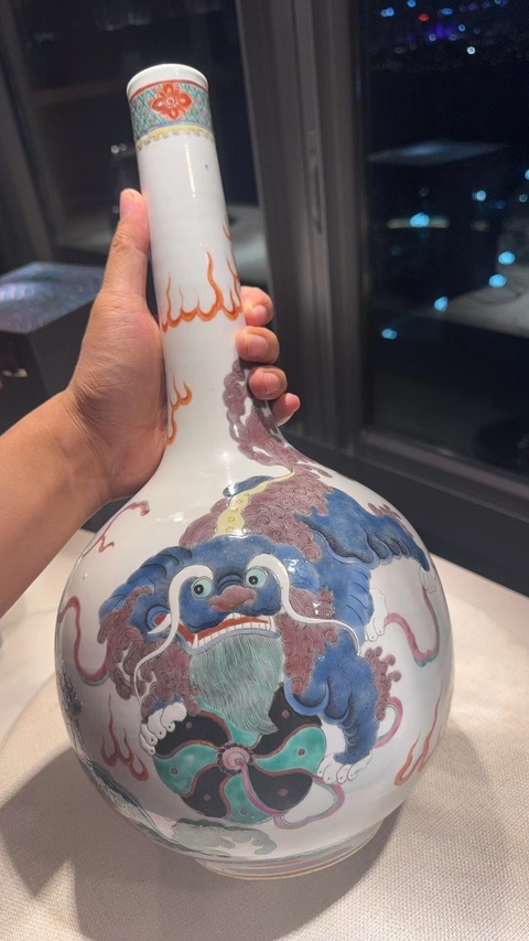 古玩陶瓷五彩獅子錐把瓶真品鑒賞圖