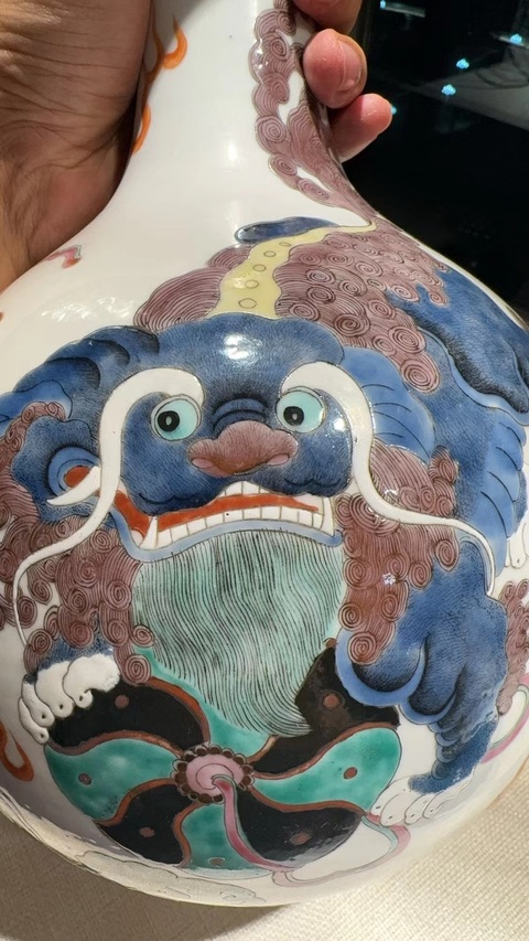 古玩陶瓷五彩獅子錐把瓶真品鑒賞圖