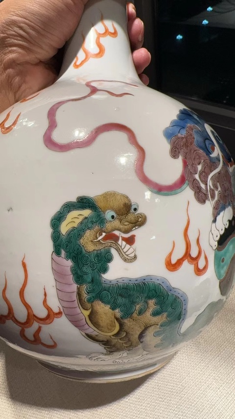 古玩陶瓷五彩獅子錐把瓶真品鑒賞圖