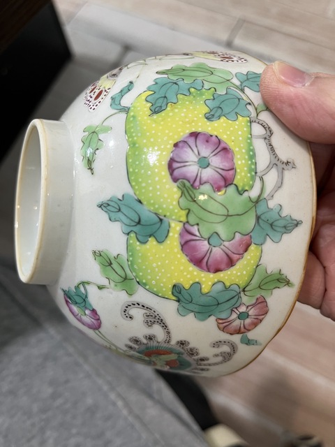 古玩陶瓷花蝶紋粉彩碗真品鑒賞圖