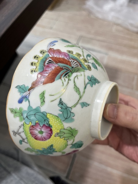 古玩陶瓷花蝶紋粉彩碗真品鑒賞圖