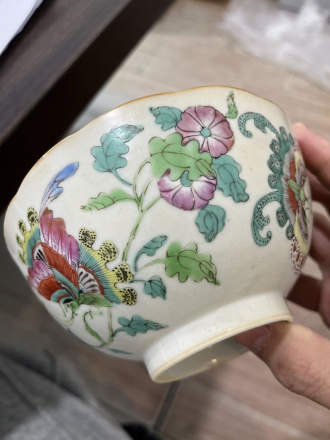 古玩陶瓷花蝶紋粉彩碗真品鑒賞圖