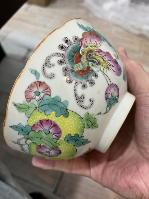 古玩陶瓷花蝶紋粉彩碗真品鑒賞圖