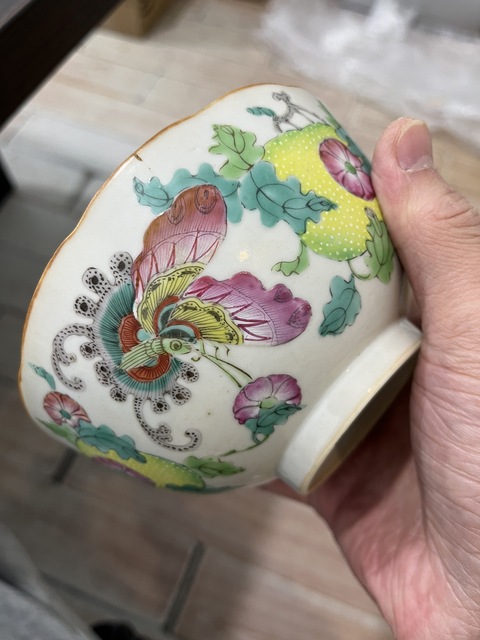 古玩陶瓷花蝶紋粉彩碗真品鑒賞圖